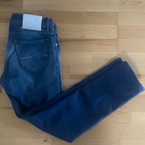 Jacob cohen jeans - Jacob cohens i bra skick | size 32 | Passar dig mellan 175-183 beroende på hur du vill att de sitter🙌🏼 | Nypris: ca 5400