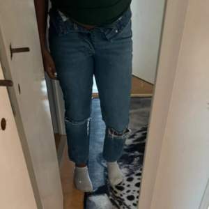 Straight jeans från bikbok riktigt snygga de kommer inte att användas längre