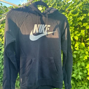 nike hoodie - passar perfekt till vardags eller träningshoodie💕