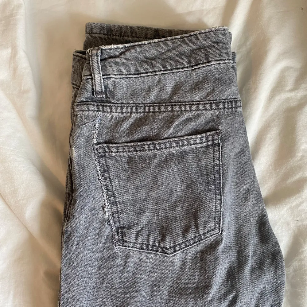 Lågmidjade gråa jeans från lager 157❣️ Har gått sönder i sidan men lagat(bild 3)  Har även gått sönder vid bakfickan också lagat men spruckit igen(bild 4)  Ville bara se ifall någon är intresserad av att köpa dessa(billigt såklart), annars slängs dem❣️. Jeans & Byxor.