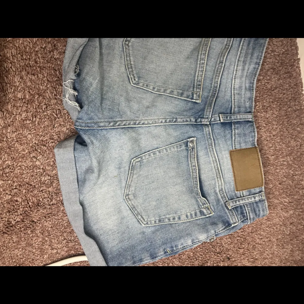 Jätte söta jeans shorts, knappt använda endast testade.  Köparen står för frakt 🚚 frågor & funderingar skriv!!!💞. Shorts.