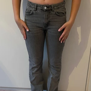 gråa low waist bootcut jeans från gina❤️ - Super fina gråa bootcut jeans från gina❤️❤️ Säljer pga är lite för stora❤️ lite slitna längst ner❤️ är i storlek 36-38! De är low waist/ mid waist. nypris: 499