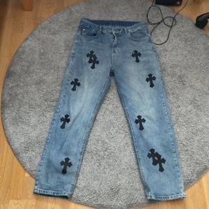 Chrome hearts byxor - Säljer ett par feta chrome hearts byxor. Köpta på plick så vet ej om dem är äkta. Ser jätte äkta ut iaf.