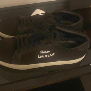 Saint Laurent skor - Knappt använda saint lauren skor som kostar 4999kr jag köpte för snabb affär kan går ner lite 