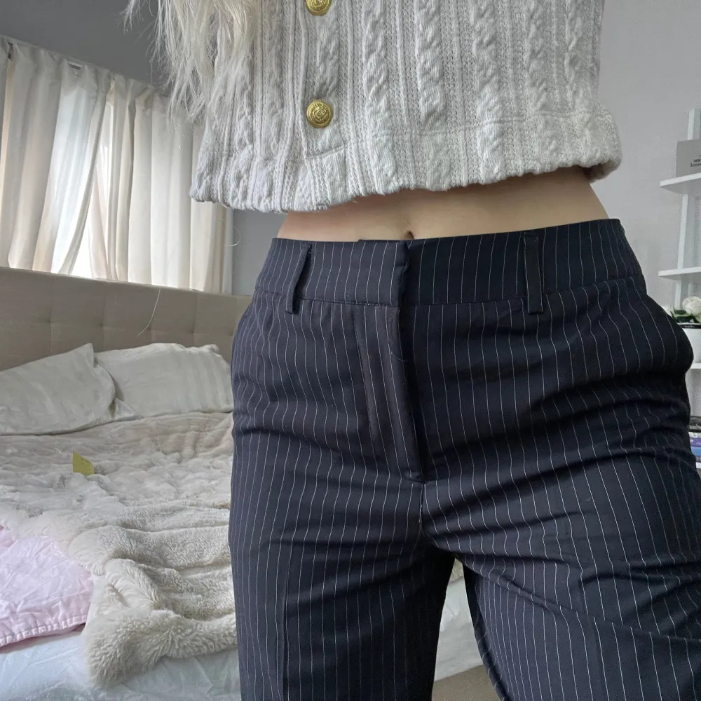 Fina midwaist kostymbyxor med vita stripes  ✧ Nyskick utan prislapp, inga defekter och är super fina   ✧ Storlek: EU36-Regular (S)  Tveka inte att höra av dig vid frågor <3. Jeans & Byxor.