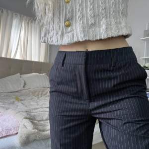 Fina midwaist kostymbyxor med vita stripes  ✧ Nyskick utan prislapp, inga defekter och är super fina   ✧ Storlek: EU36-Regular (S)  Tveka inte att höra av dig vid frågor <3