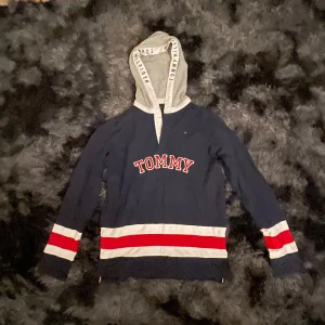Tommy Hilfiger  - Fet Tommy Hilfiger kofta/tröja. Haft den ganska länge nu och har tröttnat på den. Kontakta om du vill h bild på den på.😸