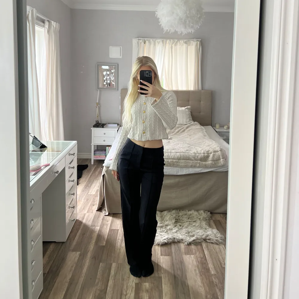 Fina midwaist kostymbyxor med stripes fram  ✧ Nyskick utan prislapp, inga defekter och är super fina   ✧ Storlek: EU36-Regular (S)  Tveka inte att höra av dig vid frågor <3. Jeans & Byxor.