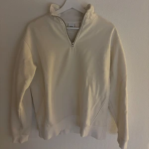 Zara zip stl S - säljer nu denna zipen från zara åt min kille, köpt för 300 kr säljer för 149 kr, bra skick! hör av er vid minsta lilla fundering!