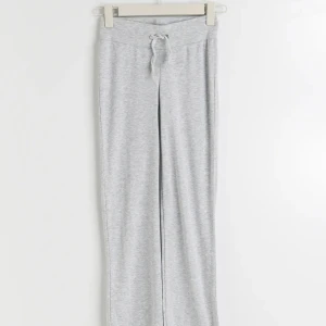 Lowwaist mjukis - Super fina mjukisbyxor, lowwaist. Säljer då dom e lite korta på mig som e 178. Uppsprättade längst ner