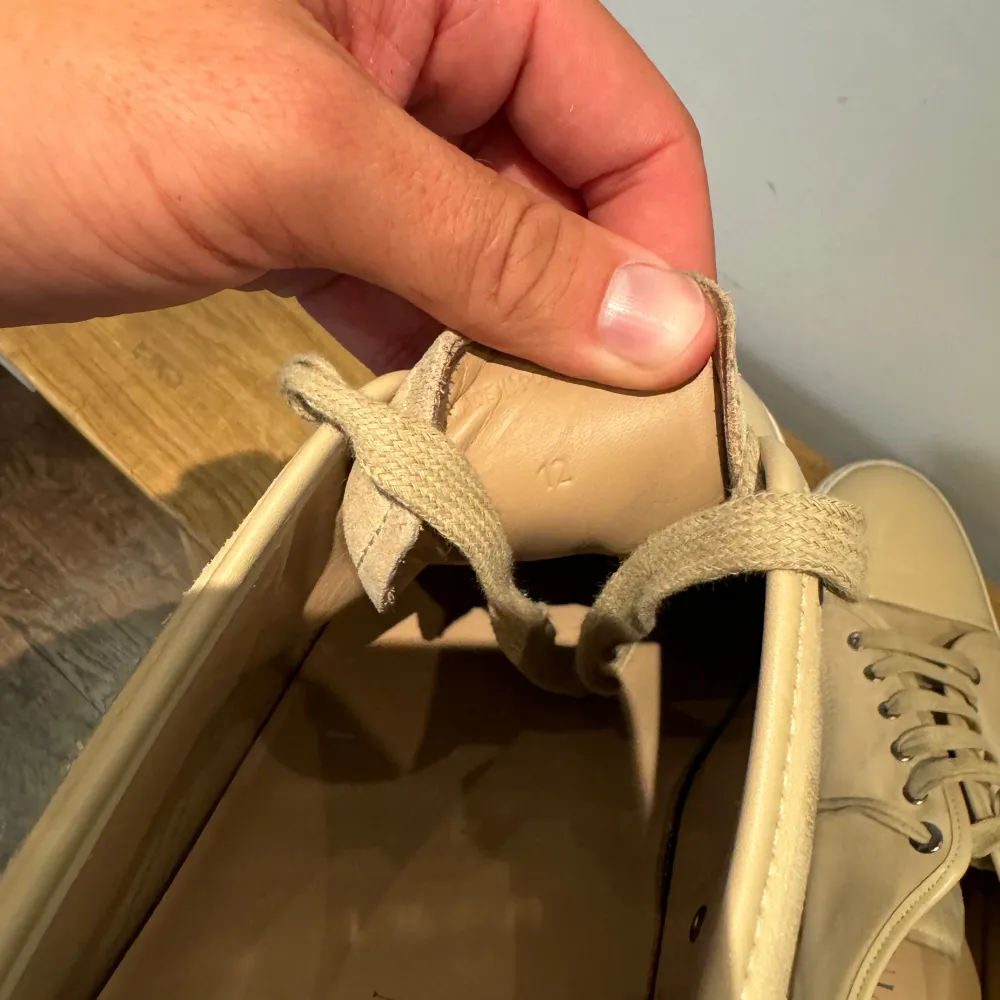 Säljer ett par stilrena beige lanvin sneakers. Är som nya, knappt använda. Dustbag fås med. Storlek 46. Skor.