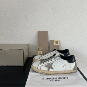 Golden Goose skor  - ett par riktigt snygga golden goose i storlek 43! Skicket är bra och sulan är väldigt ren, modellen ät super star with spur! Allt og medkommer vid köp!! Skriv vid fler bilder eller frågor🙌🏽🤝🏽