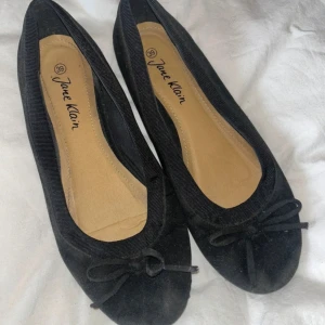 Ballerina skor - Svarta ballerina skor storlek 39 mycket bra skick bara lite slitna på sulan då de används ca 2 ggr