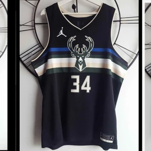 NBA Basketlinne - Milwaukee Bucks - Original NBA-Basketlinne. Milwaukee Bucks och Giannis Antetokounmpo på ryggen (#34). Storleken är XL och linnet sitter bra på mig som är 1,85 och något bredaxlad. Köpt sommaren 2023 för 1100 kr och använt endast ett fåtal ggr.