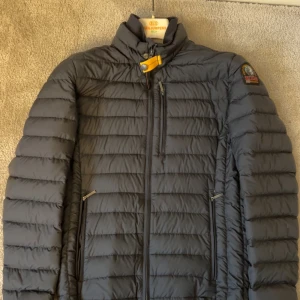Parajumper Ugo Puffer Dunjacka - Perfekt jacka för varje årstid, använt några gånger. Bra skick, en liten skada på ryggen. Storlek:XS