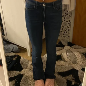 Mörkblå bootcut jeans - Säljer ett par snygga mörkblå bootcut jeans från H&M. De är i bra skick, strl 36 men passar även 34.