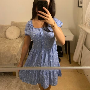 Sundress - Blå sundress/ sommarklänning med blommor på, är köpt från barnavdelning med storlek 158 men passar de som har storlek xxs och xs💗