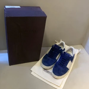 Valentino Flycrew  - Valentino flycrews mörkblå. Storlek 39 men passar 40. 9/10 skick. Byter gärna så kom med förslag. Endast 1 nit saknas. Mörkblå som är den mest eftertraktade färgen.