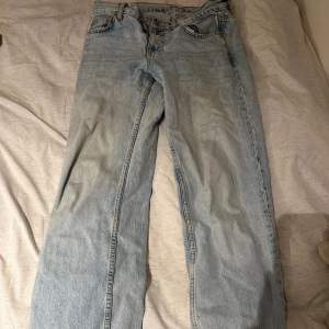 Snygga jeans ifrån ginas gamla jeans kollektion! Jag älskar de tyvärr för små storlek 36🩷 (de är lite baggy)