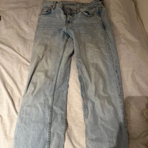 Jeans - Snygga jeans ifrån ginas gamla jeans kollektion! Jag älskar de tyvärr för små storlek 36🩷 (de är lite baggy)