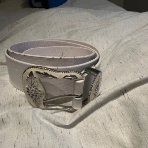 Vitt bälte  - Ett snyggt vit bälte 💌🎨