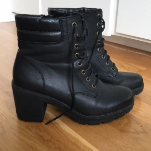 Svarta boots  - Svarta skor i läder med klackar, storlek 38. Säljes för 50kr  