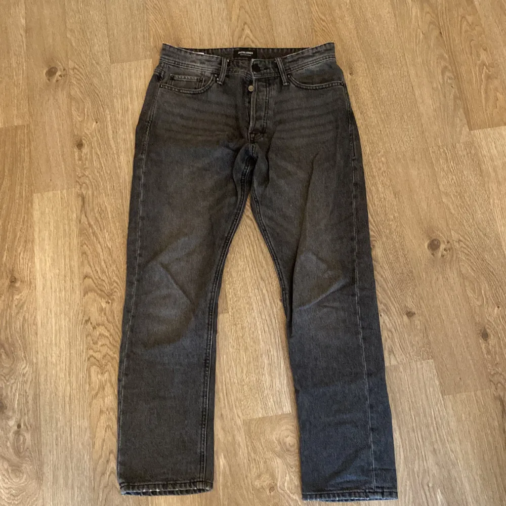 Säljer mina tvär feta jeans ifrån Jack and Jones då de är för små. Modell loose /Chris. Storlek W30 och L30. Skick 10/10 knappt använda. Hör av er vid frågor.. Jeans & Byxor.