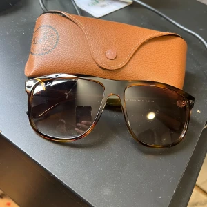 Rayban boyfriend - Säljer nu ett par riktigt feta Rayban boyfriend glasögon, defektfria, köpta på nk för 2200, skriv vid minsta fundering💫