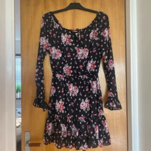 Klänning - Finare klänning som har använts endast 1 gång.