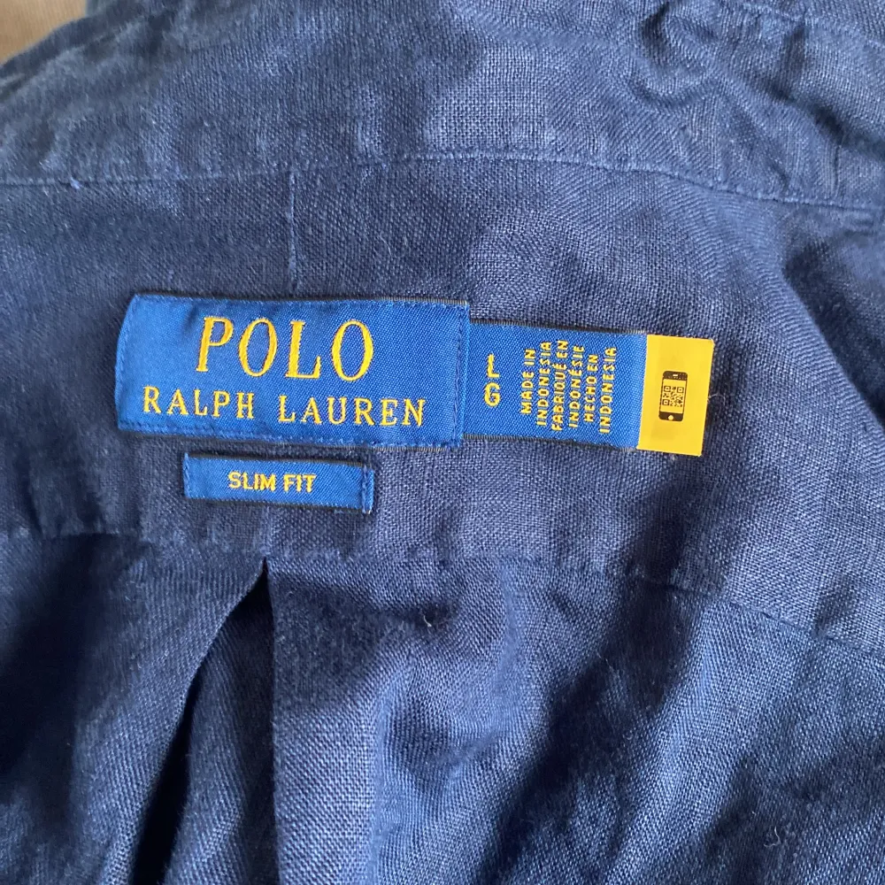 Säljer en sjukt snygg Ralph Lauren skjorta! Skjortan är lite använd under sommaren men inget som märks på den. Säljer den för att den är lite för stor på mig. Är 190cm, 68kg. Nypris ligger på 2000kr. Ifall du har några frågor är det bara att skriva!. Skjortor.