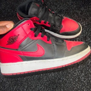 Air Jordans 1 - Använd 3-4 gånger, jätte fräscha och äkta Jordans. 