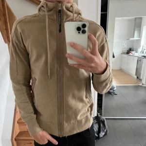 Cp. Company Hoodie S - En Cp Company Hoodie zip Beige 8/10 Storlek S Är normal i storleken Nypris 3200kr