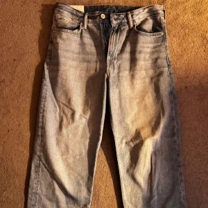 Blå loose jeans från H&M - Säljer ett par blå loose fit jeans från H&M. De har en klassisk femficksdesign. Knappt använda, 31/32. 