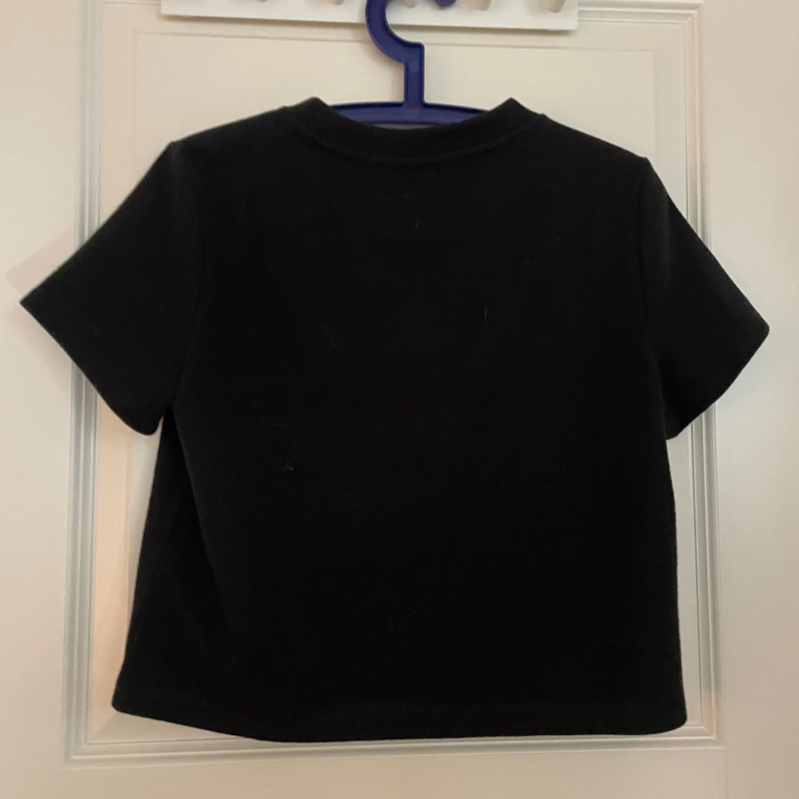 Svart kortärmad topp med pärlor - 1