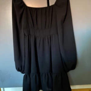 Svart klänning - Svart sommarklänning med volang nertill❤️endast testad!💕storlek S men passar xs oxå!