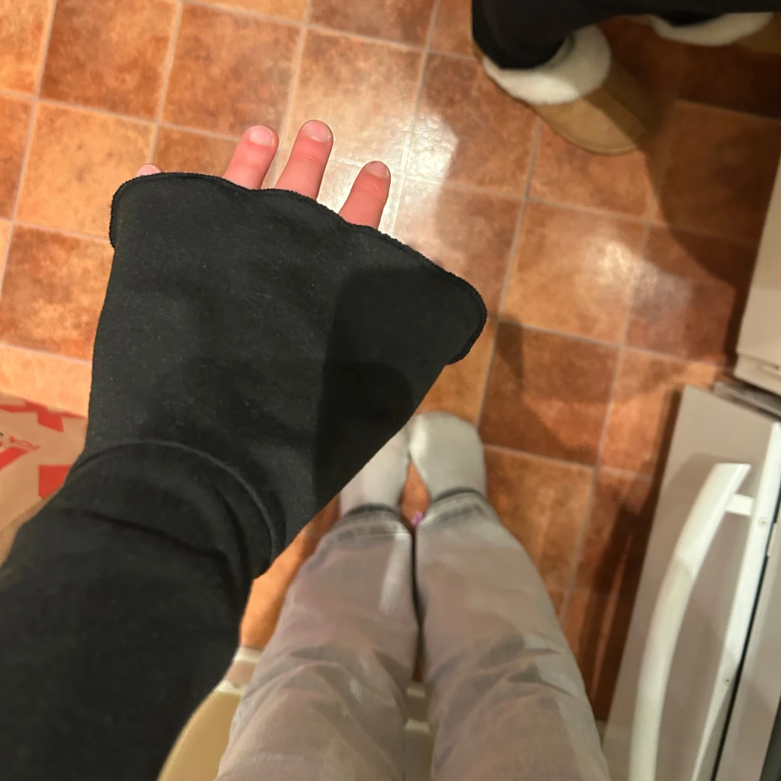 Svart blus med volangdetaljer - 1