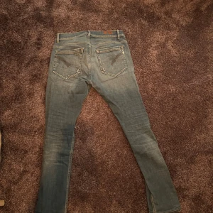 Blå jeans från Dondup - Dondup jeans. Skick 7/10 efter ett hål på knät (se bild). Ny pris 4300kr mitt pris 700kr