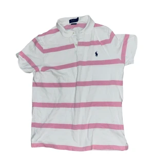 Ralph Lauren Piké - Mycket sparsamt använd Storlek: L Model/passform: Custom fit  Skriv vid frågor eller behov av fler bilder!