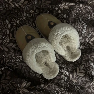 Tofflor - Säljer dessa tofflor pågrund av att de är för små, använts flitigt därav priset, som kan diskuteras. Fick de i julklapp så vet inte vart de är ifrån❤️