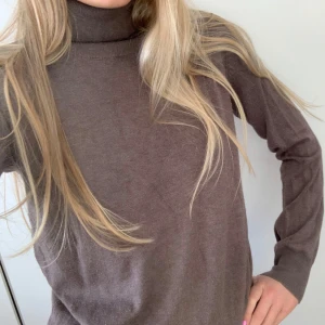 Jättesnygg beige/brun stickad tröja (turtleneck) från Hm ❤️  - Super vacker stickad turtleneck från Hm i storlek S 🌸 Har knappt används och har inga defekter. Köparen står för frakten ❤️