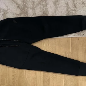 Nike tech byxor  - Hej säljer mina Nike byxor pga råka beställa i fel storlek helt nya endast testade tags osv med följer om du har nått imot de så är det bara att skriva till mig!!  Höra av dig via intresse/frågor!