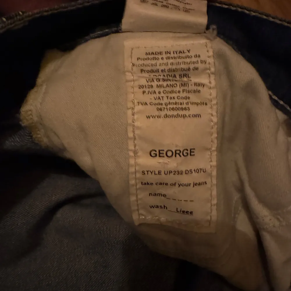 Säljer ett par snygga blå jeans från Dondup med slitna detaljer och en cool tvätt. De har en klassisk femficksdesign och en bekväm passform. Perfekta för en avslappnad stil.. Farkut & Housut.