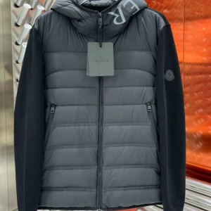 Moncler cardigan  - Helt ny helt svart Moncler cardigan .