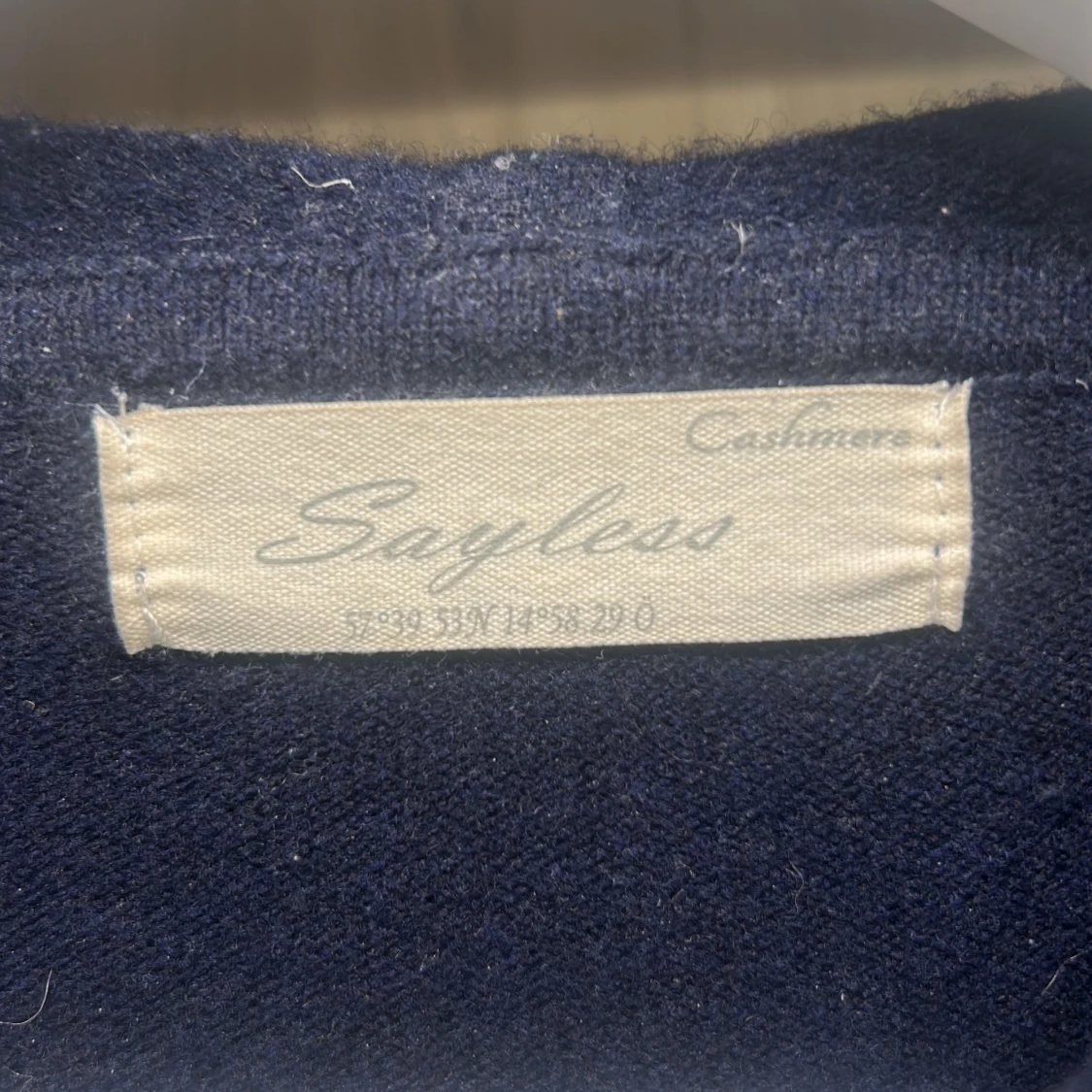 Mörkblå kashmir hoodie från Sayless - 1