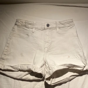 Vita shorts med fickor - Snygga vita shorts med klassisk design och uppvikta ben. Några foundation fläckar på men om man har på sig en liten oversized tröja till så kmr det nog inte synas 🤗 Perfekt för sommaren 