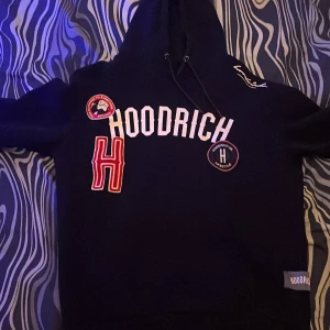Svart hoodie från Hoodrich - Bekväm hoodrich hoodie med snygga design knappt använd bara ett få tal gånger också storlek M som byxorna men passar folk med storlek S också går bra att köpa tillsammans som ett sett, vi kan kolla överens om ett pris om du väl vill ha hela setet