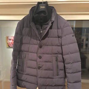 Svart dunjacka från Duno - Tja säljer nu denna stilrena dunjacka från det italienska märket DUNO. Jackan är i storlek 46 som motsvarar Small. Den är i nästintill oanvänt skick. Nypris ca 6000kr. Hör av er vid frågor eller funderingar:)