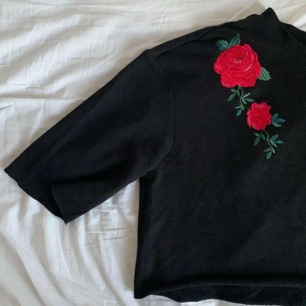 Fin topp med trekvartsärm och broderade rosor! Toppen är ganska oversized och lite croppad. I bra skick, bara använd 1-2 gånger. Pris kan diskuteras 🌹 . T-paidat.