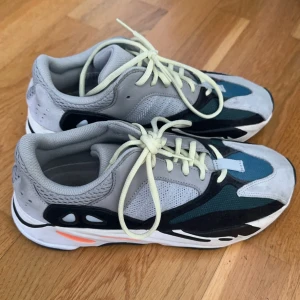 Adidas sneakers i flera färger - Säljer ett par Adidas Yeezy Boost 700 Wave Runner. Storlek: 42 2/3  Exklusiva och högt värderade. Köpta på gamla ”plugmeplease” butiken på Södermalm, numera ”ettresex”  Ingen låda tillkommer. Sparsamt använda. Skick ca 7/10.