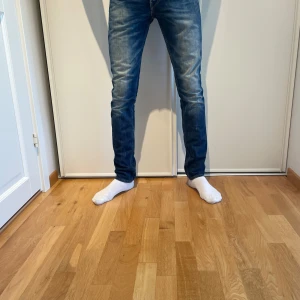 Replay anbass  - Säljer ett par replay anbass jeans med en snygg stone wash. Fint skick på dem men finns någon liten skavank, Kom privat för bild. Storlek 29:32 ‼️pris går att diskutera vid snabb affär ‼️